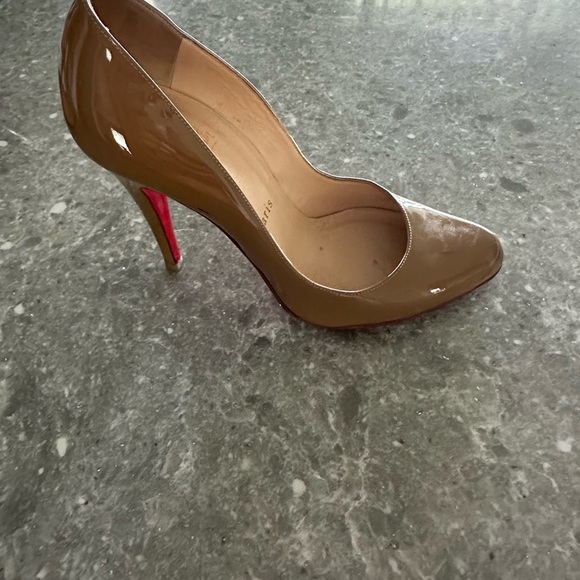 Christian Louboutin - Picture 5 of 9
